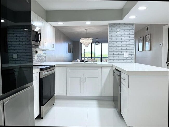 Building Photo - 1266 S Military Trail