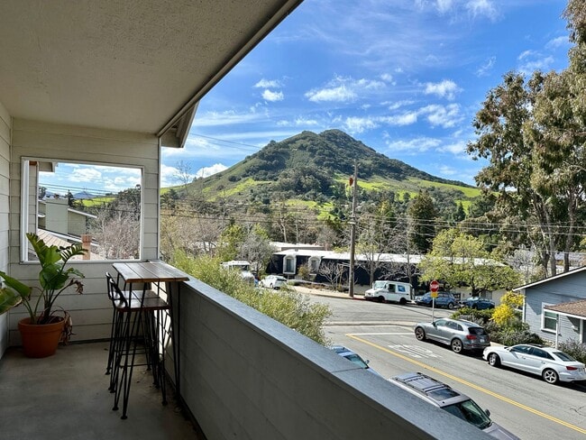 Building Photo - Downtown 2 Bedroom 1 Bath Duplex available...