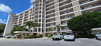 Building Photo - 3300 N Palm Aire Dr