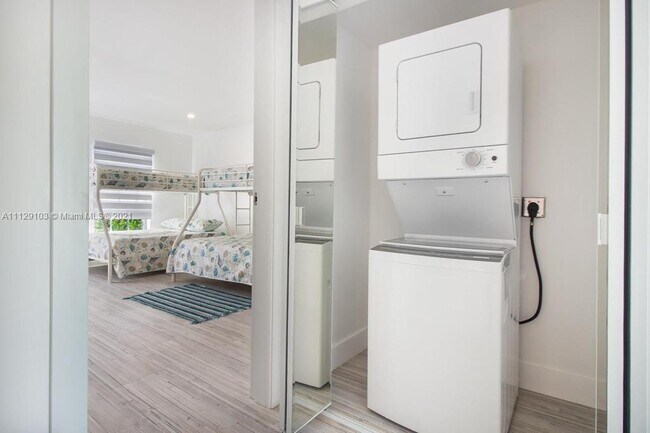 Foto del edificio - 1919 NE 123rd St