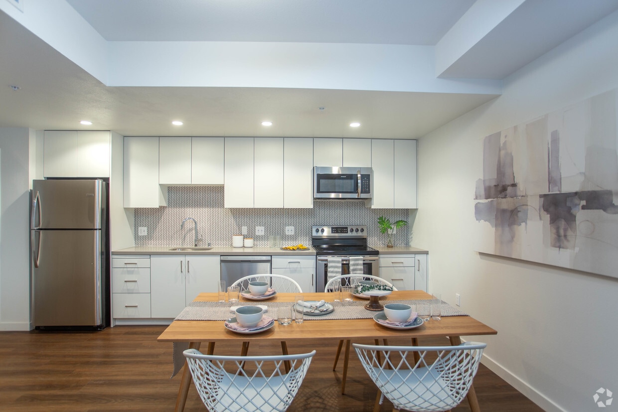 Primary Photo - Sienna