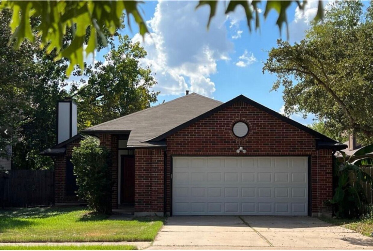 Primary Photo - PRELEASING FOR FEBRUARY! 4 Bedroom near Te...