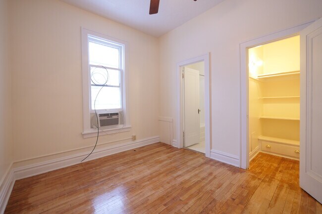 Primer dormitorio y vestidor - 705 W South St