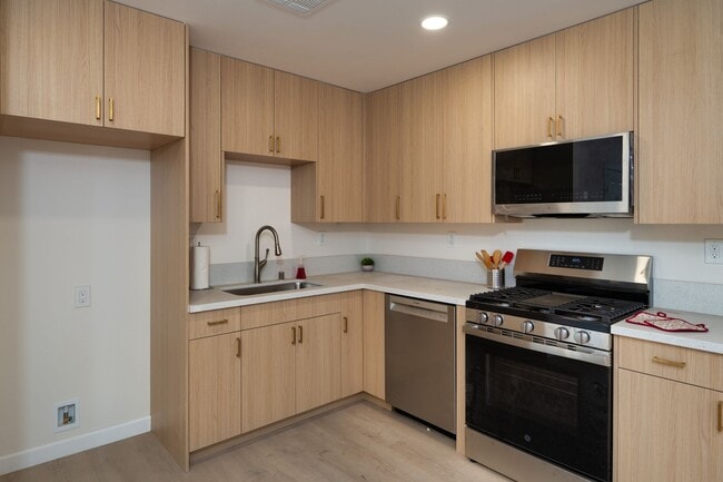Building Photo - 2400 Del Mar Ave