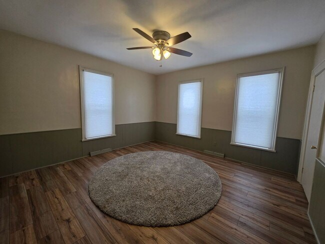 Building Photo - Four Bedroom House Available in Battle Creek!