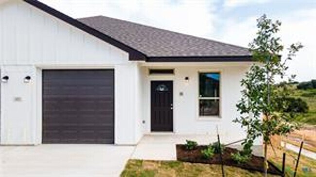 Building Photo - 121 Leon Ln