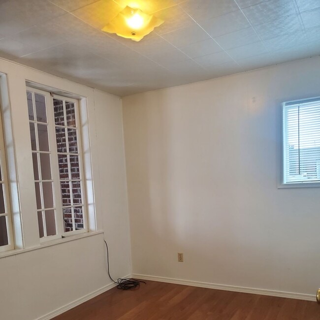 Building Photo - 2 Bedroom up stairs apartment