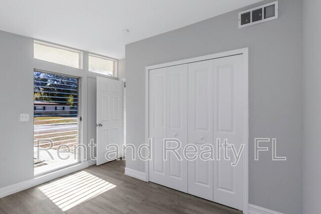 Building Photo - 3504 E Knollwood St