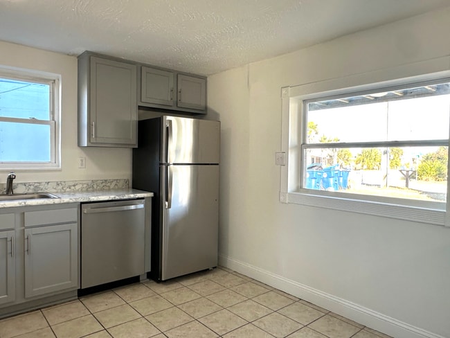 Foto del edificio - Walk to the beach!