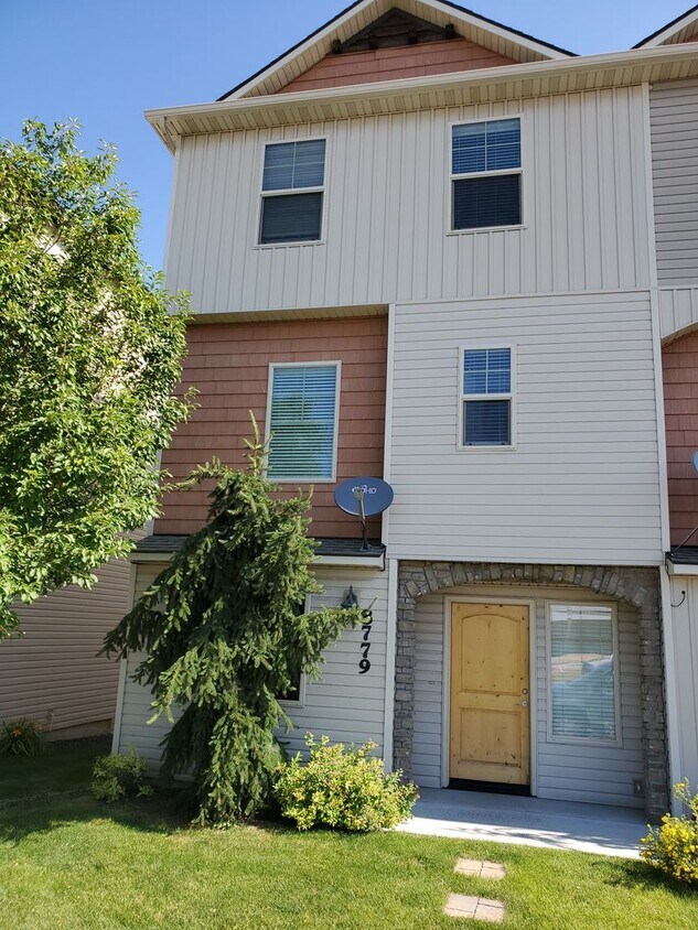 Foto principal - ? Stunning 3 Bedroom, 2.5 Bath Townhome in...