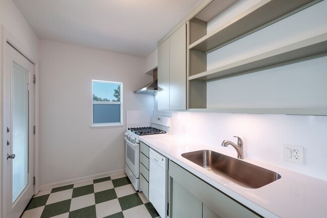 Building Photo - Spacious Mid-Century Charmer with Screened-In Balcony