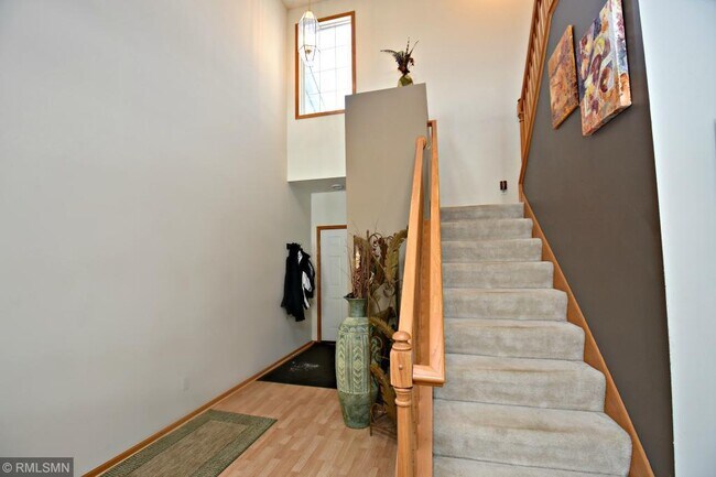 Building Photo - 8076 Stratford Cir S