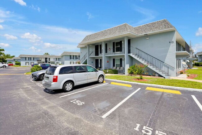 Foto del edificio - "Bright 2-Bed, 2-Bath Condo Retreat with Pool & Lake Views"