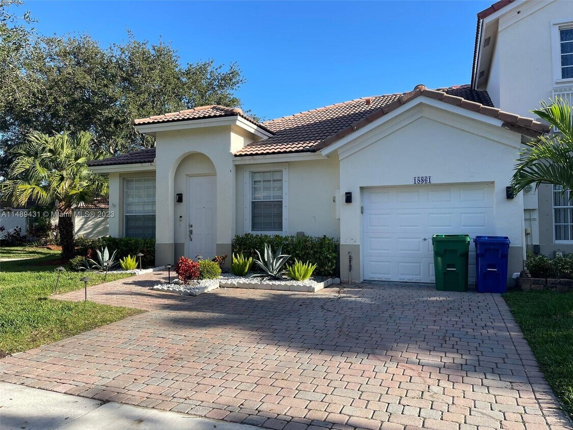 Foto principal - 18861 SW 28th Ct