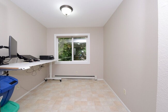 Building Photo - Convenient East Side Condo