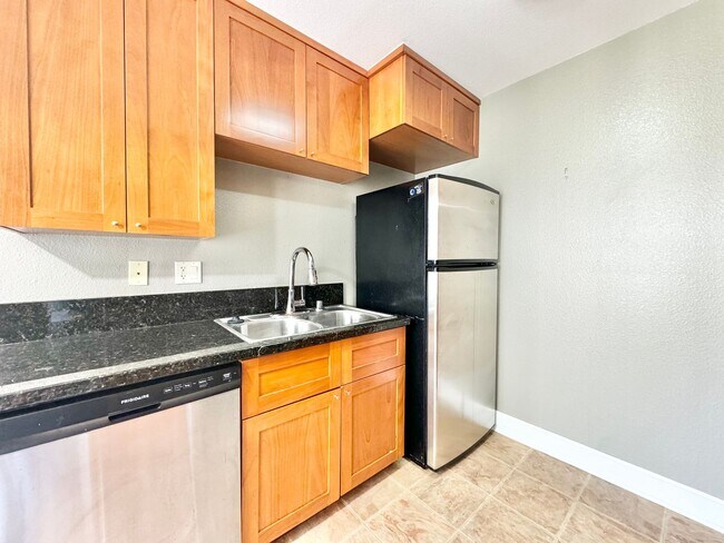 Building Photo - Great 1BA Studio in La Jolla w/ New Carpet...