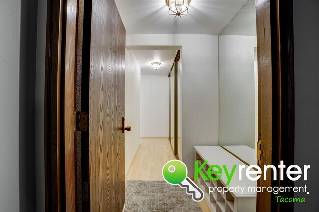 Foto del edificio - 3710 25th Pl W
