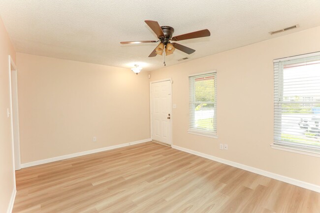 Building Photo - Single Family Ranch available NOW in Virgi...