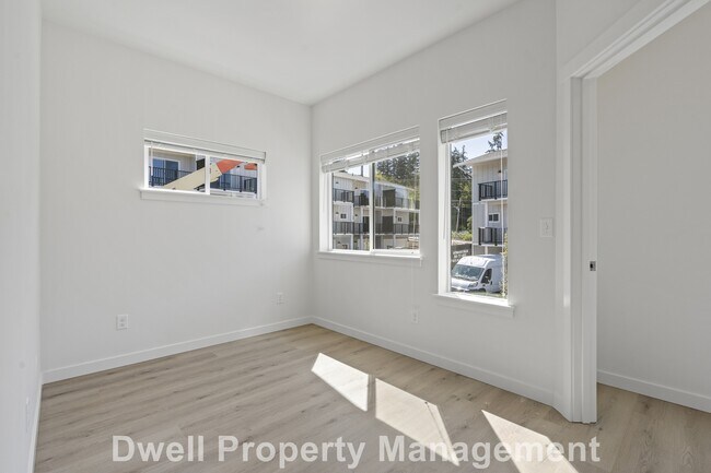 Building Photo - 4020 Dewey Rd
