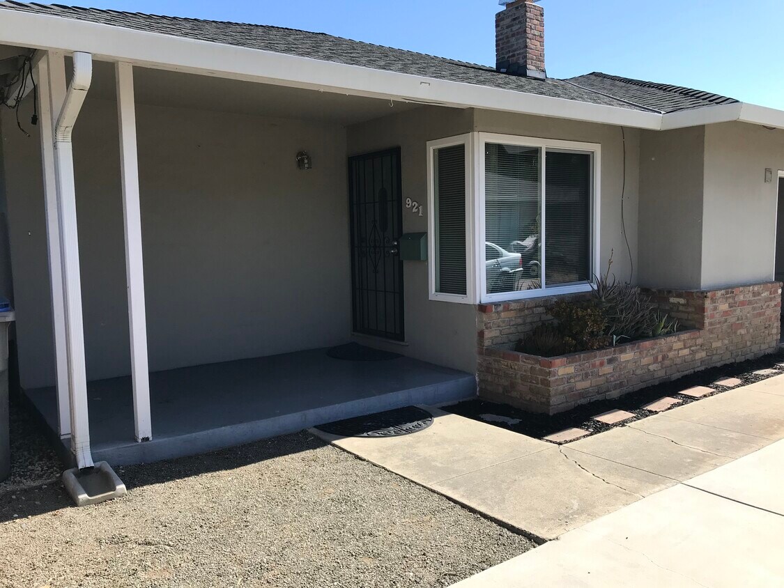 Foto principal - 921 Sherman Oaks Dr