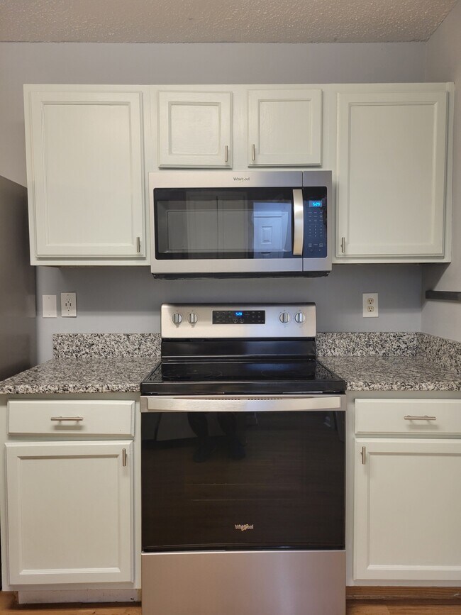 Building Photo - 2266 Charleston Pointe SE