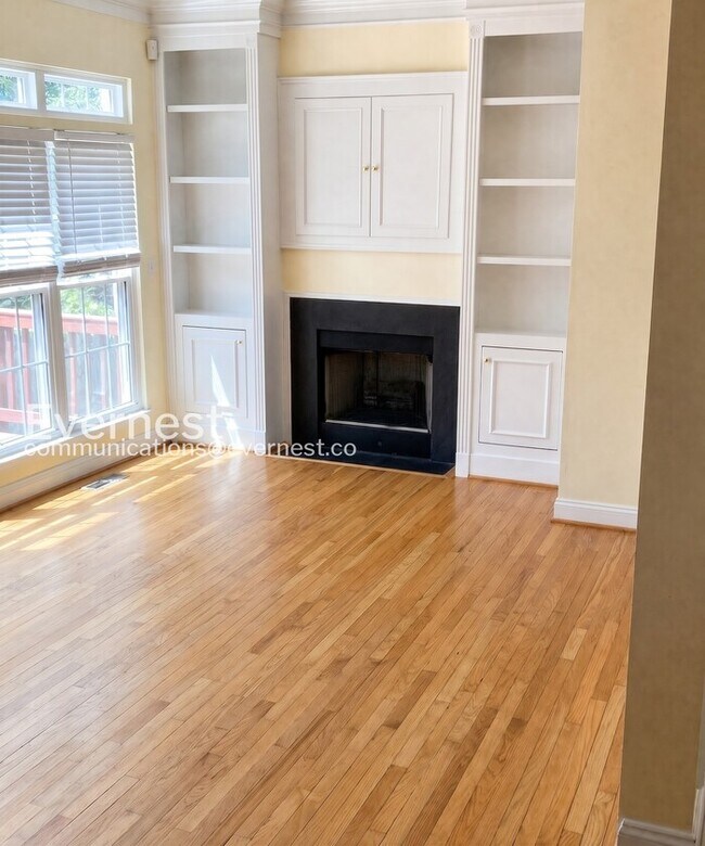 Foto del edificio - 4 Bed/3 Bath Town Home with Garage / Pet-Friendly / Available Soon!