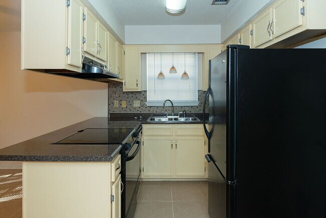 Foto del edificio - "Charming 3-Bed Oasis in Shalimar with 2 F...