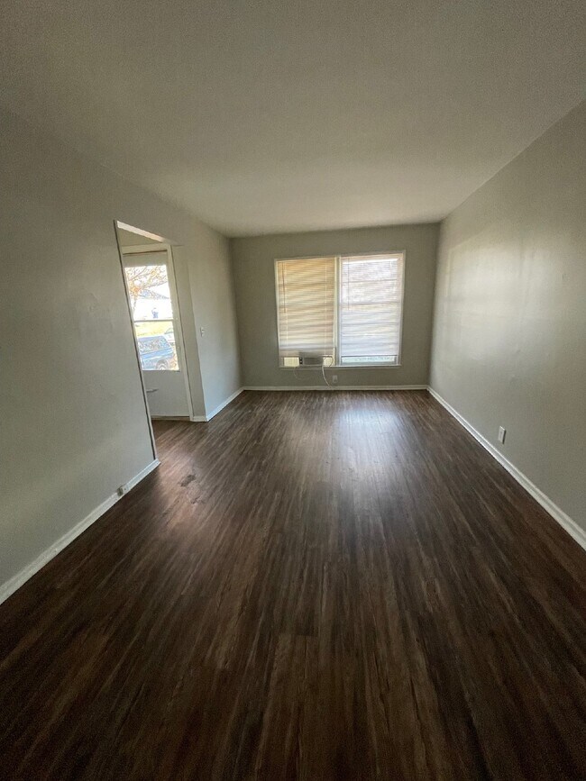Foto del edificio - "Charming 2-Bedroom Duplex with Gleaming Hardwood Floors in Wichita!"