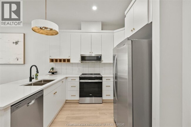 Building Photo - 364 Grand Ave E