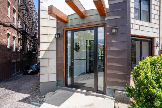 461 Park Drive is located in the Audubon Circle submarket of Boston. - 461 Park Dr