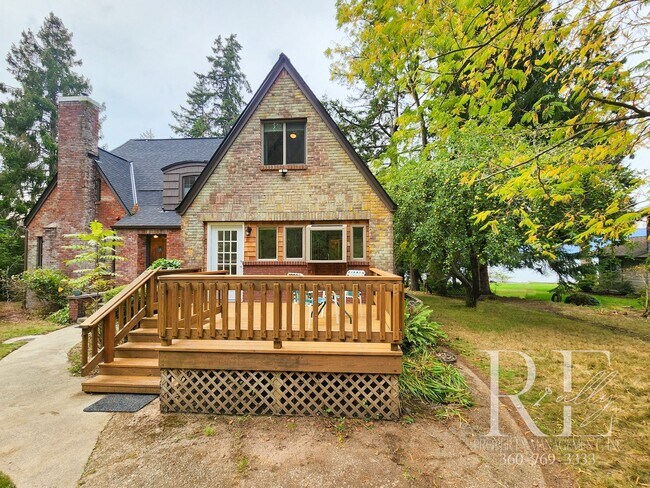 Foto del edificio - Waterfront Tudor | Private, Vintage Charm with Casita