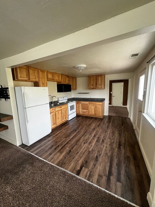 Building Photo - Adorable Three Bedroom One Bathroom Single Car Garage