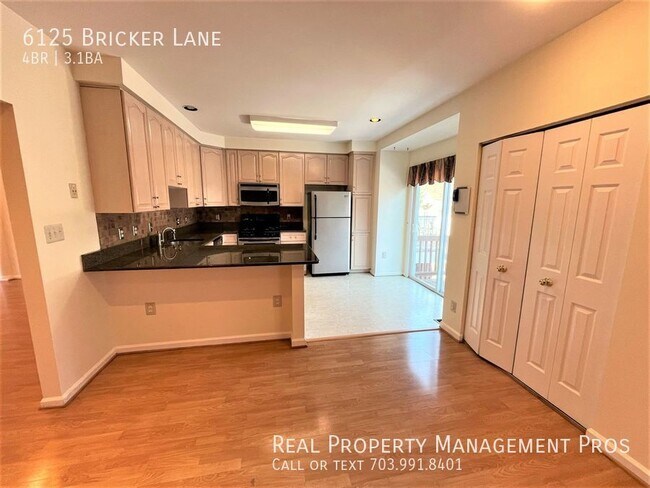 Building Photo - Price to go quickly and ready in the heart...