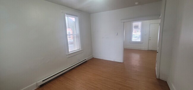 Building Photo - 438 E Strawberry St