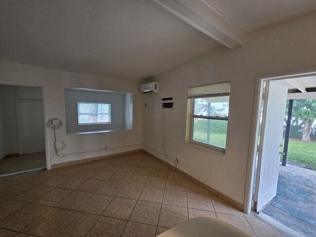 Foto del edificio - Charming corner lot home in Palm Beach County - 2 Bedroom 1 Bathroom