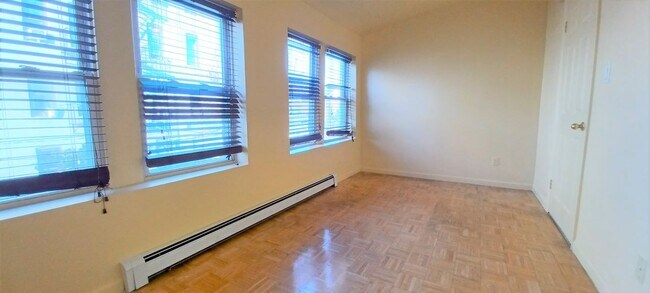Foto del edificio - 598 E 3rd St