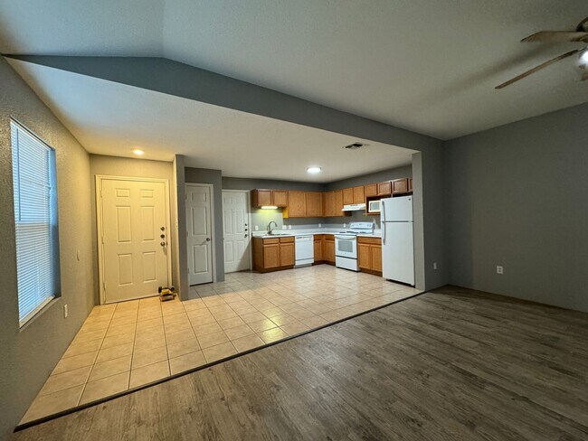Building Photo - Newly Renovated Duplex in NE San Antonio!