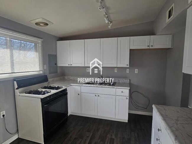 Building Photo - 920 Saint Anthony - Available Now!