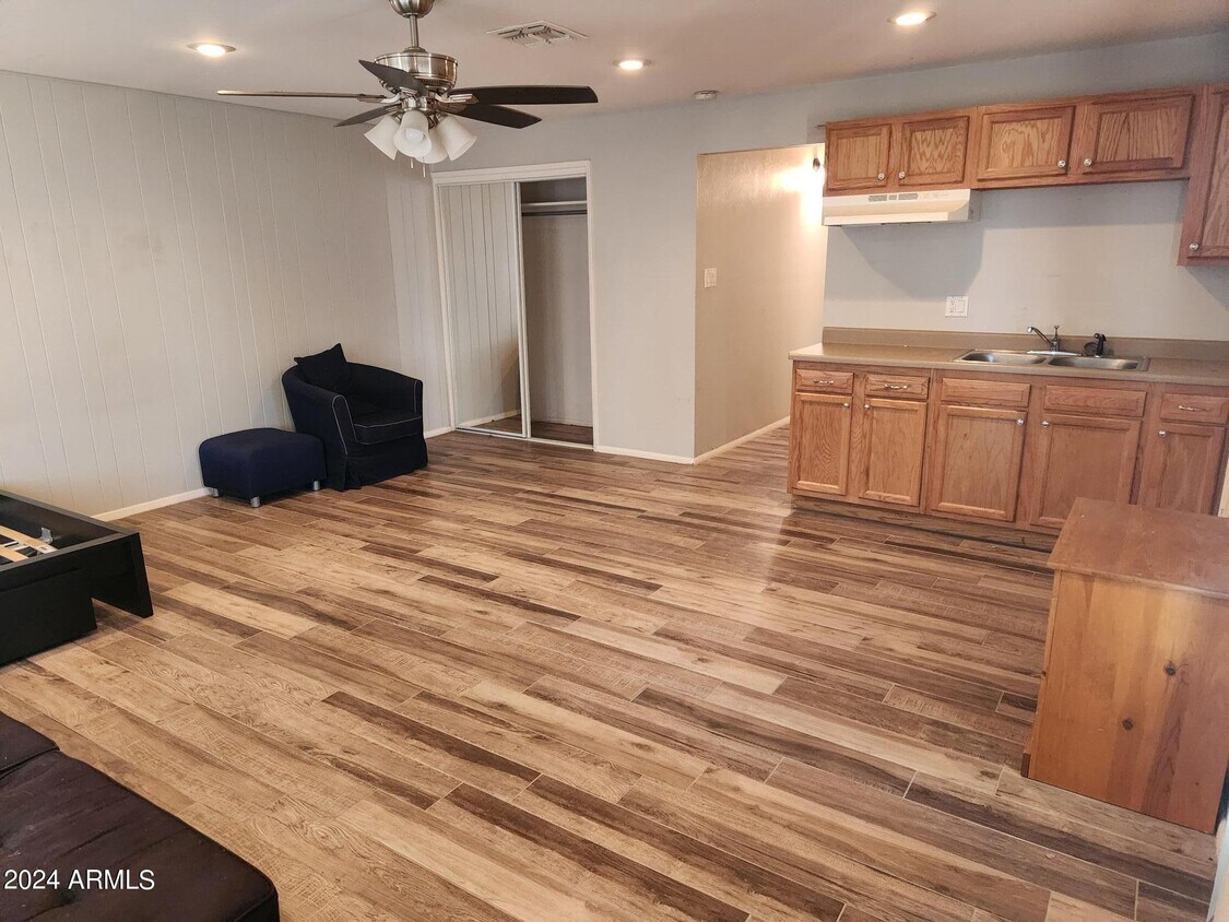 Foto principal - 3327 E Camelback Rd