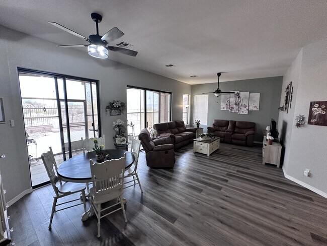 Building Photo - 2836 Esmerelda Dr