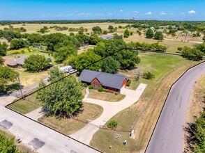 Building Photo - 800 Oak Ln Dr