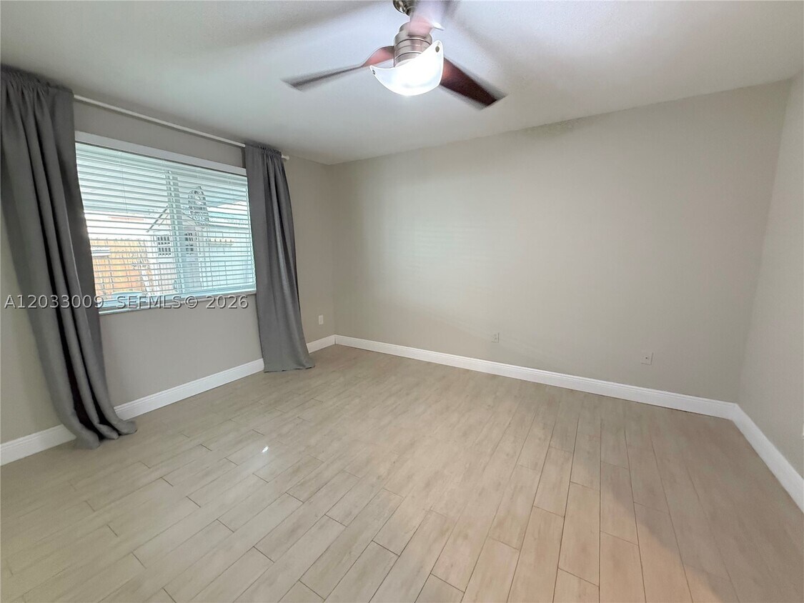 Foto del edificio - 7675 NW 181st St