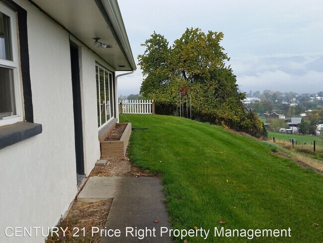 Building Photo - 3 br, 1.5 bath House - 2211 Highline Dr