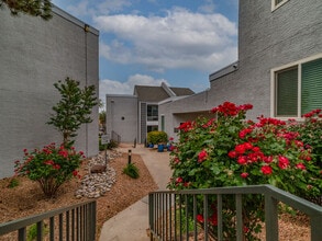 Building Photo - Villa Serena Apartments