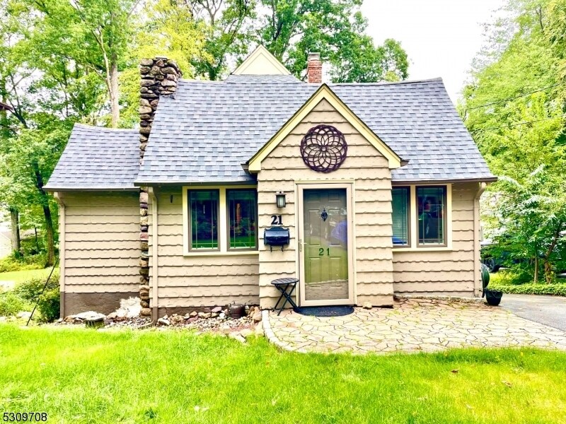 Primary Photo - 21 Crestwood Dr