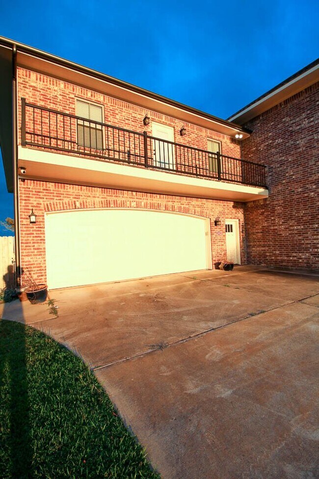 Foto del edificio - Furnished and utilities included!  1 bedroom garage apartment in *Stonewall* gated neighborhood!