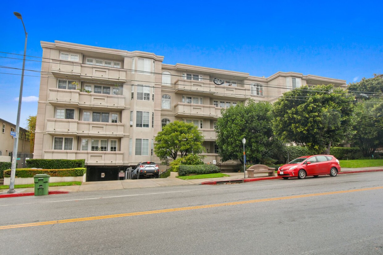 Primary Photo - Bright and Spacious condo in Brentwood