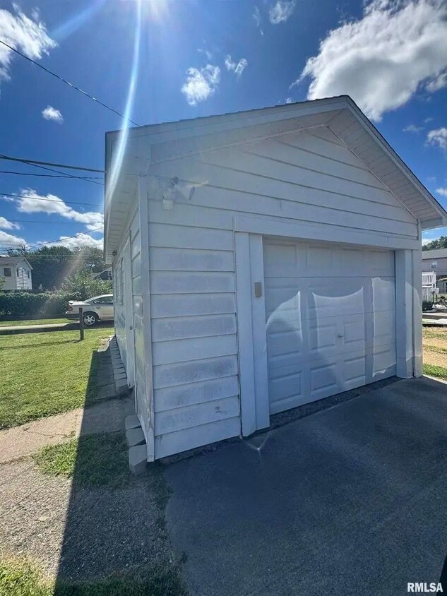 Building Photo - Charming 2-Bedroom Home with Enclosed Porch and Garage!