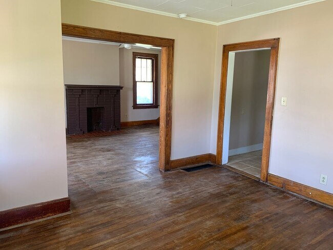 Building Photo - Large 3 bedroom house with fenced in backyard
