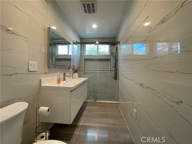 Building Photo - 12811 Oaks Ave